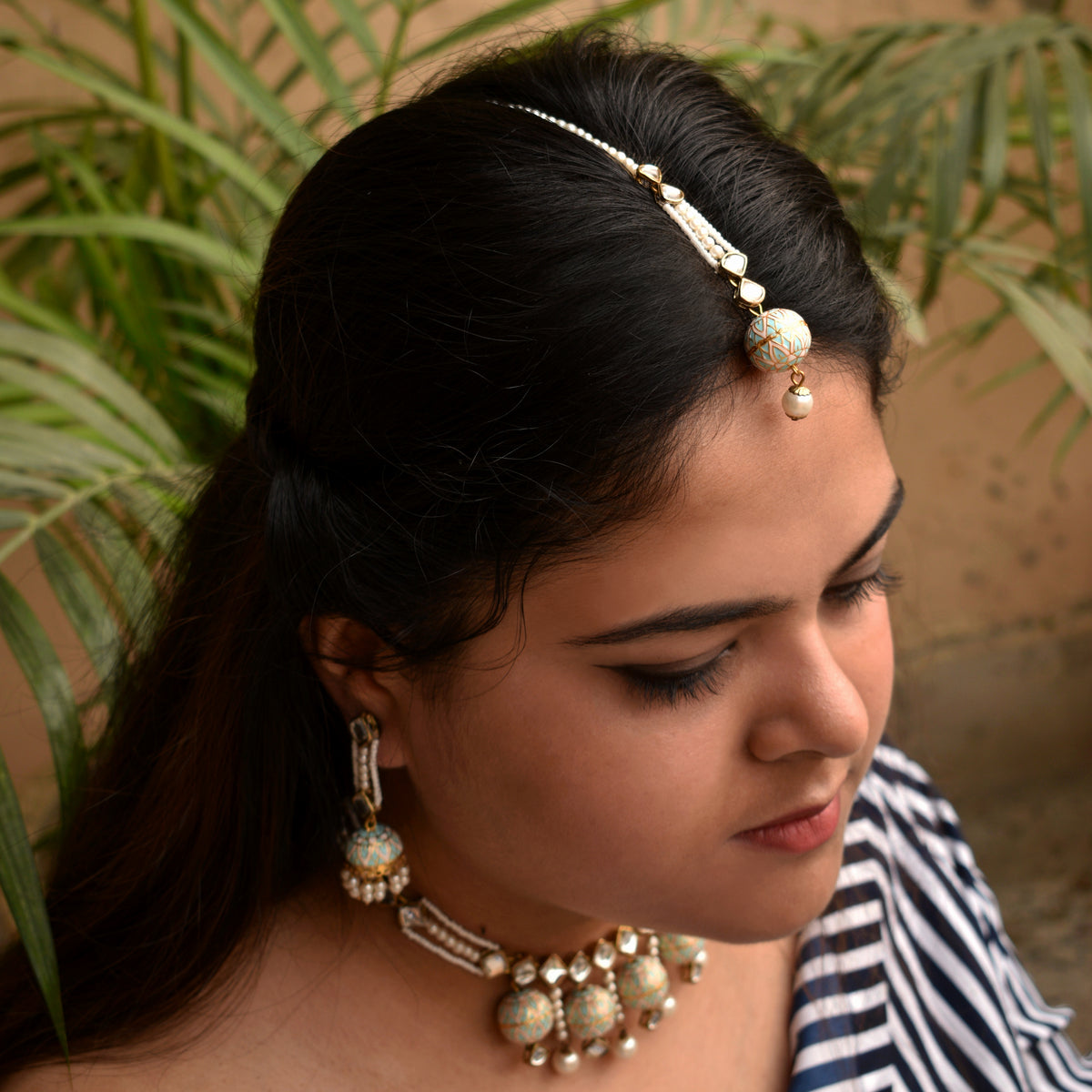 White pearl white glass kundan mangtika
