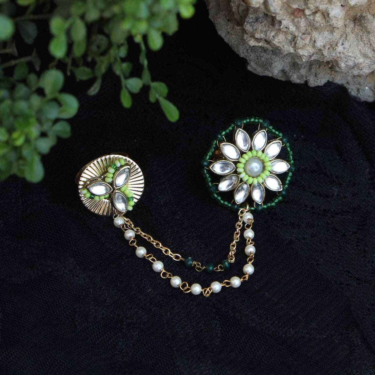 Clover-Inspired Two-Finger Ring