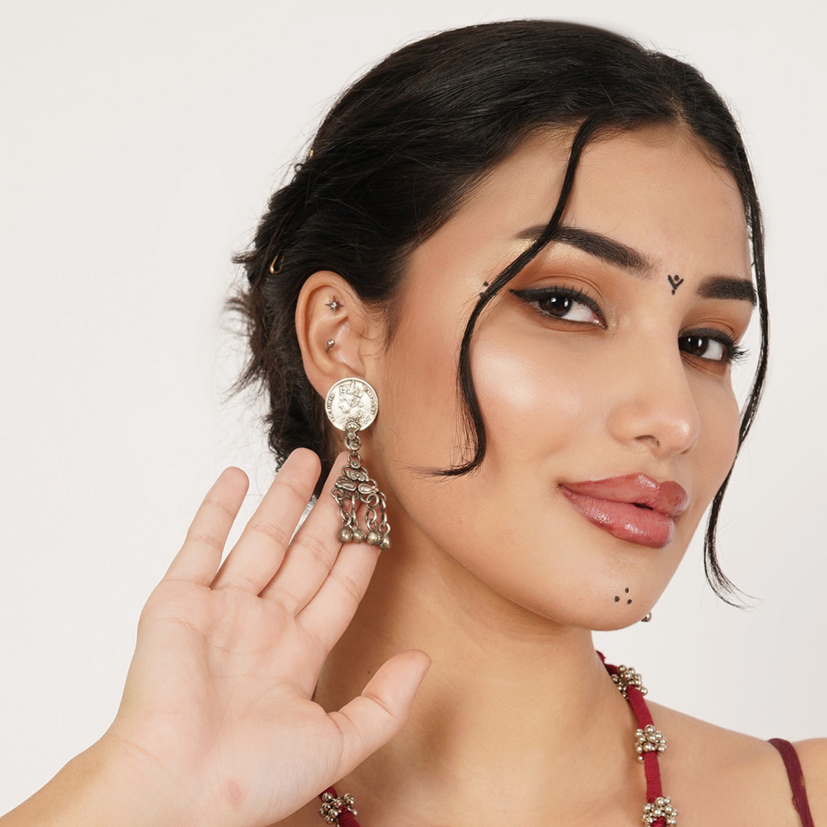 Classic ginni elements are reimagined into a playful pair of drop earrings with beautiful movement. Traditional in inspiration yet easy in expression, they bring a touch of old-world charm to the look without feeling overly ornate. An effortless pair for dressing up both Indian and contemporary silhouettes. 