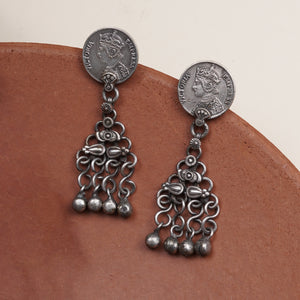 Classic ginni elements are reimagined into a playful pair of drop earrings with beautiful movement. Traditional in inspiration yet easy in expression, they bring a touch of old-world charm to the look without feeling overly ornate. An effortless pair for dressing up both Indian and contemporary silhouettes. 