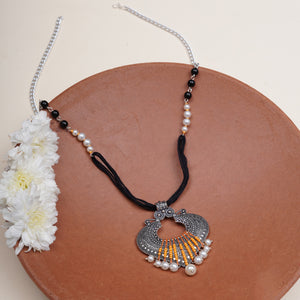 Dangling Paan Pearly Pendant Necklace