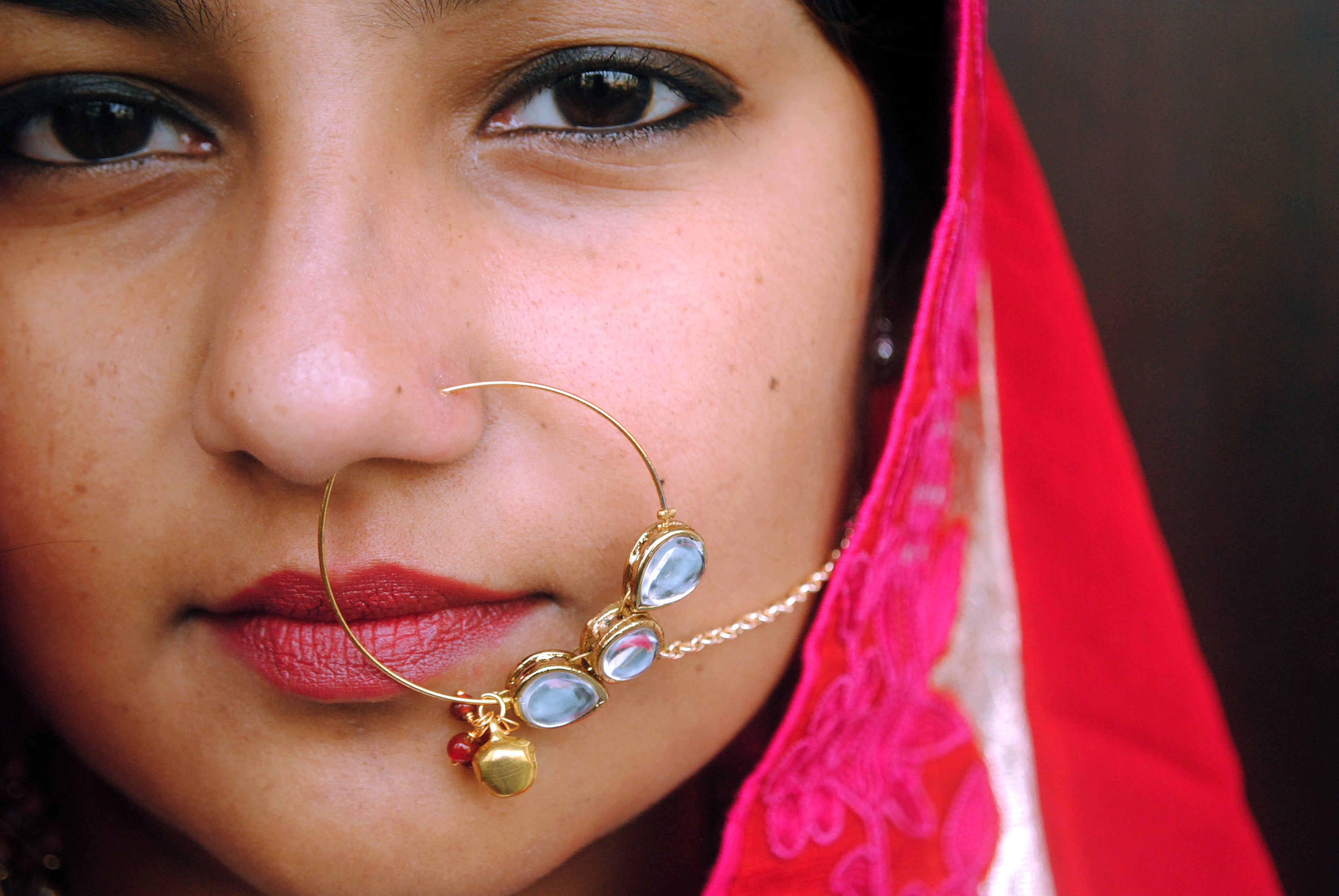 Traditional Indian bridal nath with kundan stones, green beads, and pearl hair chain Indian Nathiya Nathani Nose Ring