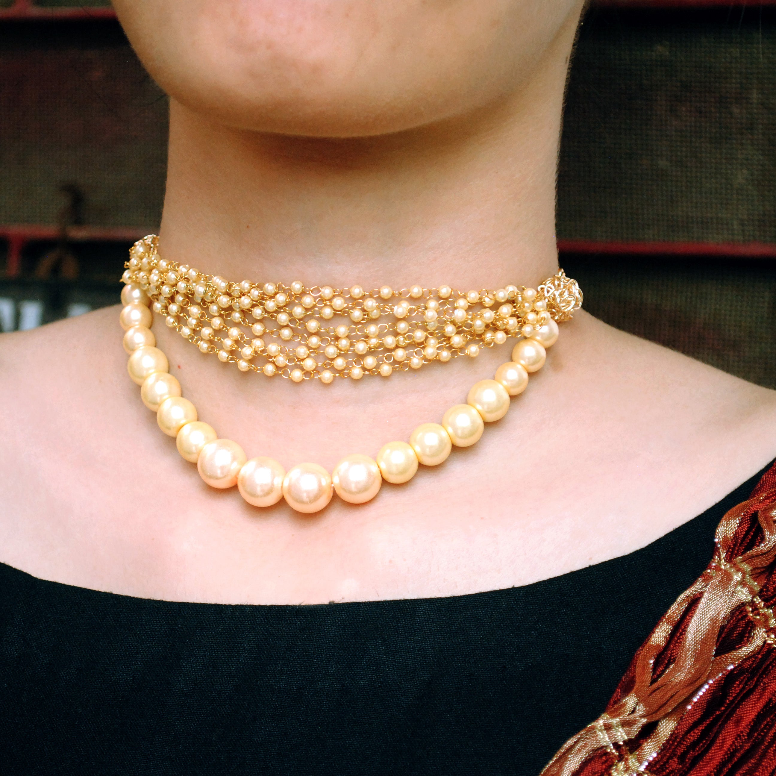 golden pearls choker necklace.