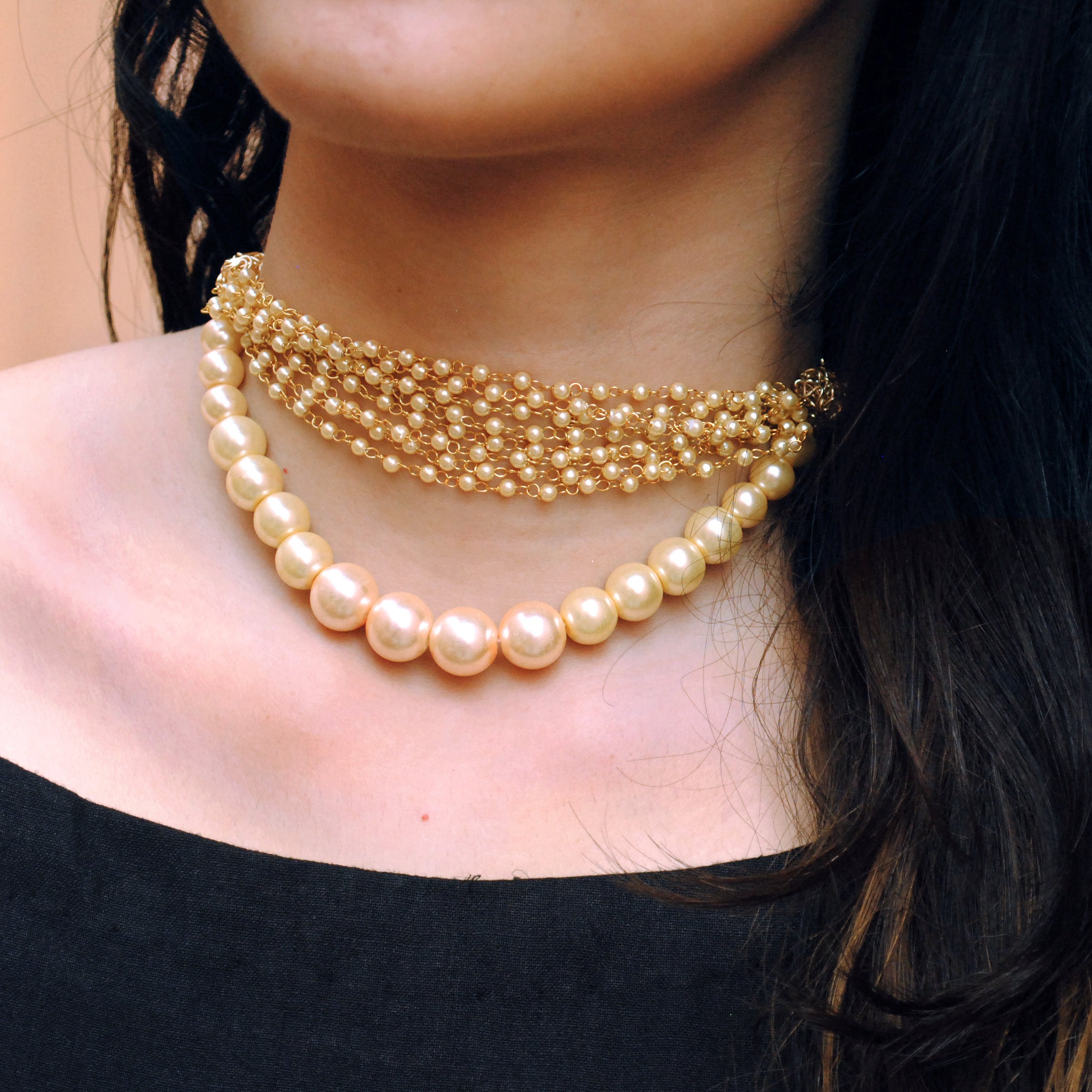  golden pearls choker necklace.